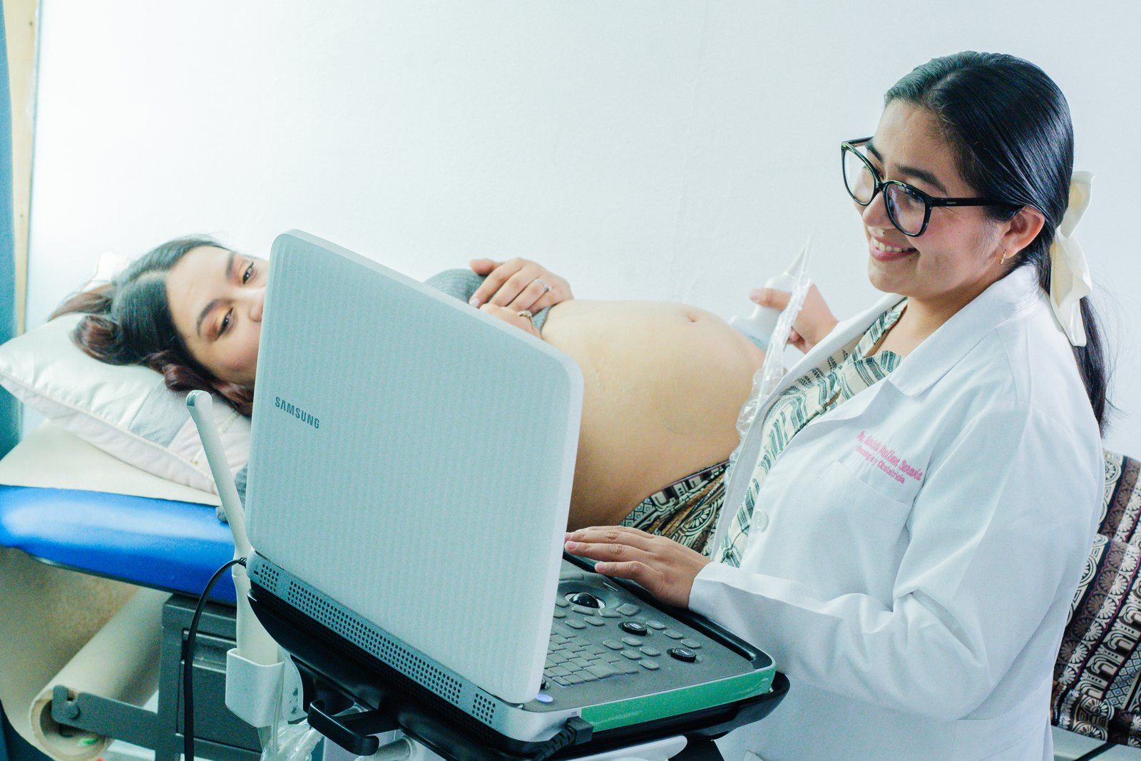 Dra. Gabriela Orellana realizando una ecografía obstétrica a una paciente embarazada